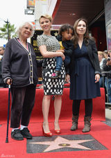 组图：斯嘉丽留名星光大道 杰瑞米-雷纳友情站台