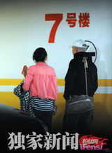 组图：张雨绮王全安街头热吻 早前车内哭泣照曝光