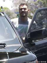 组图：梅根挺大肚性感依旧 老公怒斥狗仔偷拍