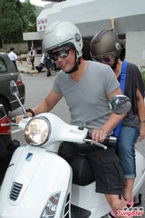 组图：谢天华带香槟道贺 医院探陈小春爱子