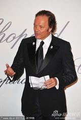 高清图：“耀眼演员奖”颁奖典礼 伯格斯开心获奖