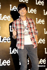 幻灯组图：阮经天郑元畅携手亮相牛仔品牌发布会