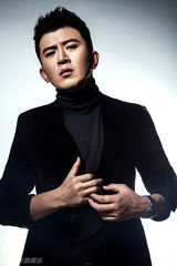 组图：郭家铭最新写真大片 卷发西装显雅痞风范