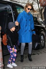 组图：阿尓芭亮相巴黎衣着亮眼 小奥诺萌样可爱