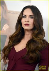 组图：梅根-福克斯枣红套裙亮相首映 妆容精致红唇性感