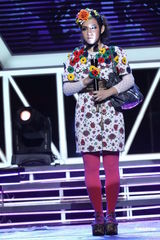 组图：hold住姐说相声造型似芙蓉 坦言多人追求