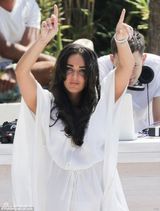 组图：F1总裁千金大婚奢靡派对 吻同性入水走光