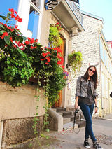 组图：童瑶蒙特利尔街拍  再度延续自然森女风