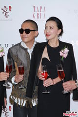 组图：刘嘉玲梁朝伟恩爱现身粉碎冷战谣言