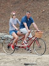 组图：《老友记》乔伊青春不再 骑情侣车浪漫消遣