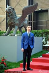 组图：《杀死汝爱》首映 丹尼尔正装显帅气