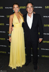 组图：布莱克明黄色礼服闪耀《野蛮人》纽约首映