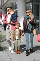 组图：阿尔芭一家外出用餐 爱女潮装初长成