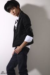 组图：黄明爵士风写真曝光 优雅诠释多变型男