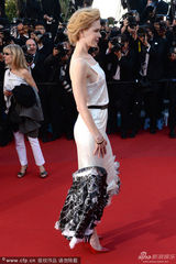 组图：《维纳斯》首映 妮可时尚裙装露背