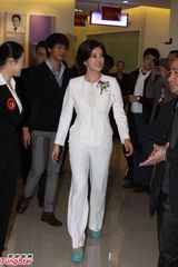 组图：刘晓庆进军整容业信心足 众人簇拥似女老板