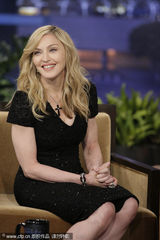 高清组图：54岁麦当娜低胸装上节目容光焕发