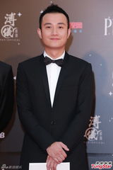 组图：文章黑西服帅气亮相金像奖红毯