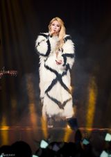 组图：2NE1巡演首尔站台起跑 舞台个性火爆