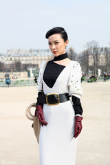 组图：霍思燕黑白长裙亮相巴黎复古优雅