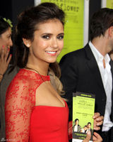 组图：妮娜-杜波夫性感红裙美艳亮相