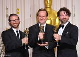 高清组图：奥斯卡后台获奖众星举金人光彩照人