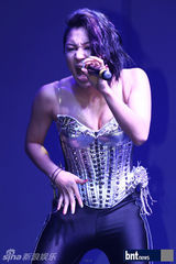 组图：亚洲辣妹组合Blush出道展华丽舞台