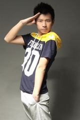 组图：全能艺人刘炎宣传照曝光 造型多变戴墨镜耍酷