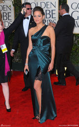 高清组图：玛丽昂-歌迪亚走红毯 大秀香肩宛若缪斯