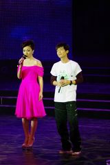 高清图：风雨同舟募集2.44亿 宋祖英陈楚生等献唱