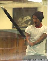 组图：小贝空手道课表情严肃 被儿子乱棍猛打忙逃跑