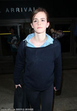 组图：艾玛学院装亮相 领口大开露性感锁骨