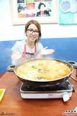 组图：G.E.M.偷闲游韩国 扫BIGBANG专辑啖美食