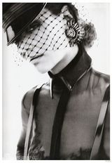 组图：阿汤嫂凯蒂-赫尔姆斯蕾丝装登《Vogue》