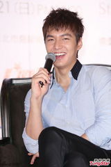 组图：李敏镐穿衬衫帅气亮相 台上憨笑吐舌卖萌