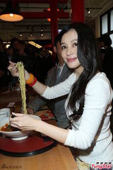 组图：徐若瑄为弟弟站台 白衣长裙文静优雅