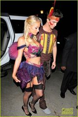 组图：帕里斯携男友现身派对 化身爆乳扑克牌女仆