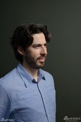 组图：准妈妈温丝莱特写真秀乳沟 与布洛林勾肩