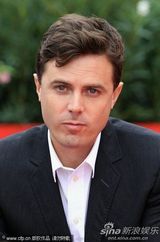 《我仍在这里》首映 导演卡西与影迷亲切玩自拍 