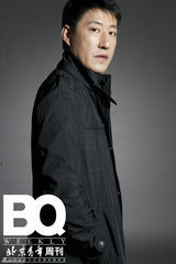组图：于震杂志大片 绅士造型展熟男魅力