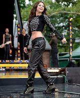 组图：赛琳娜做客《早安美国》 卖力献唱秀腹肌