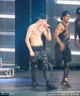 组图：比伯裸上身火辣开唱 遭女舞伴揩油摸腹肌