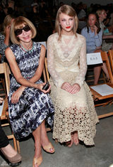 高清组图：泰勒-斯威夫特镂空裙亮相纽约时装周