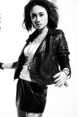 组图：刘芸劲酷朋克写真 变身摇滚女冷峻性感