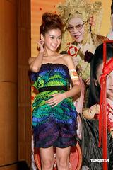 幻灯：熊黛林香肩斜露艳压群芳 大赞吴君如功力高