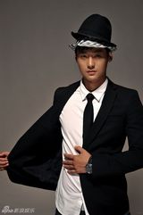 组图：亓航(启航)黑白新写真变身优雅型男