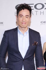 组图：陈茵媺当妈上围升级 与陈豪合体抢奶粉钱