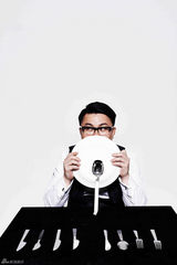 组图：陈奂仁手拿刀叉解析音乐鬼马搞怪