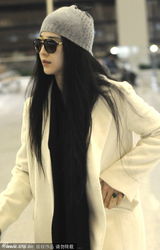 组图：范冰冰夜赴巴黎 白大衣配黑超潮范儿足