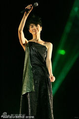 组图：王菲成都开唱红裙霸气 不返场只道4声谢谢